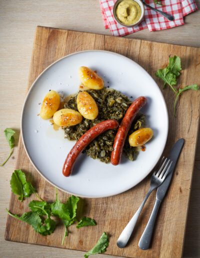 Grünkohl mit Mettenden und Kartoffeln, regional