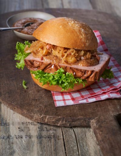 Leberkässemmel mit hausgemachtem Schmorkraut und süßem Senf, Burger, regional, Fingerfood, Miniburger